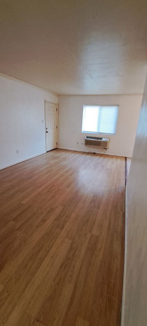 2 beds, 1 bath, $925, Unit C1