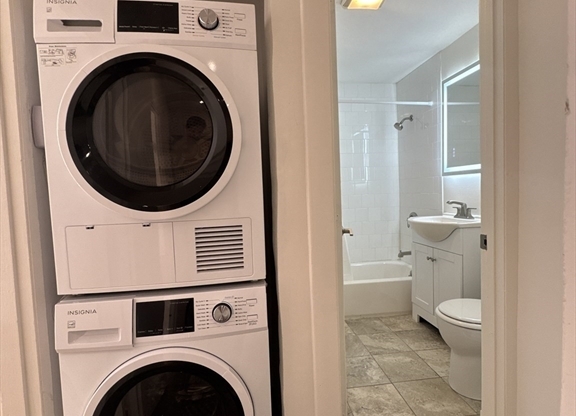 2 beds, 1 bath, 650 sqft, $3,400, Unit 303