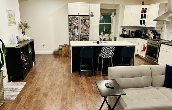 2 beds, 2.5 baths, 989 sqft, $3,400, Unit 6