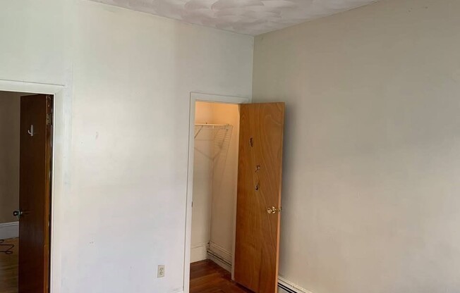 3 beds, 1 bath, 1,000 sqft, $3,800, Unit 4
