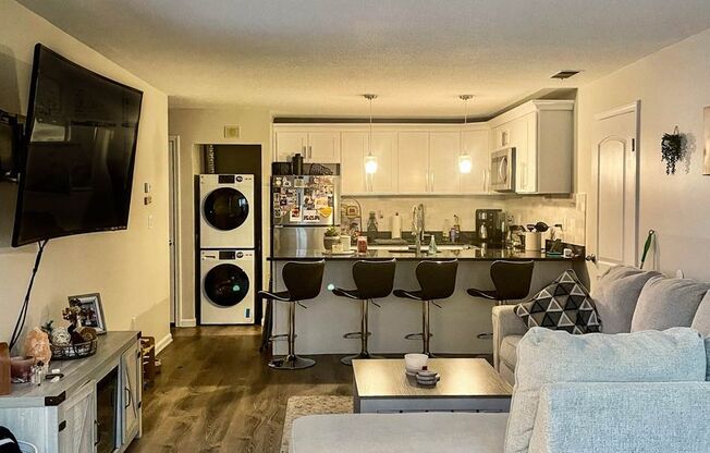 1 bed, 1 bath, 714 sqft, $1,895, Unit 471 Whalley Ave  - J