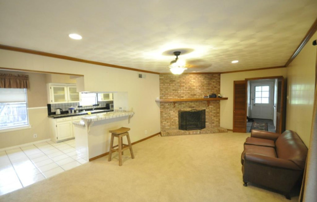 3 beds, 2 baths, $2,600