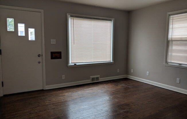 2 beds, 1 bath, 1,300 sqft, $900