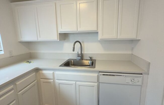 2 beds, 1 bath, 742 sqft, $1,575, Unit 3
