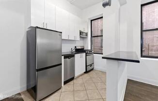 2 beds, 1 bath, $2,100, Unit 4