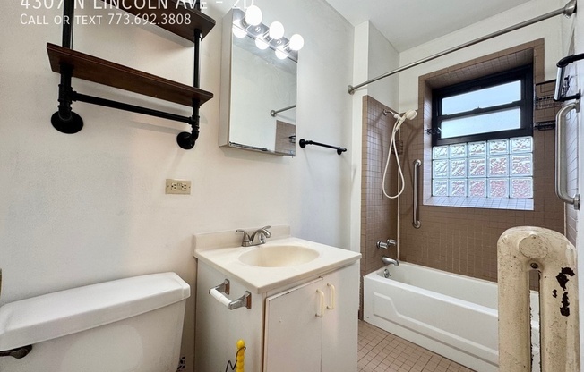 4307 N Lincoln Ave 2E