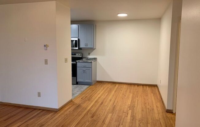 2 beds, 1 bath, 765 sqft, $1,905