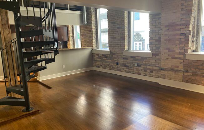 Gorgeous 2 bed/1.5 bath in the Heart of Downtown GR ***AVAILABLE NOW**