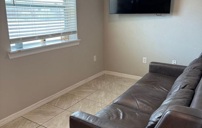 2 bedroom 1 bath close to downtown Melbourne, FIT and the beaches.