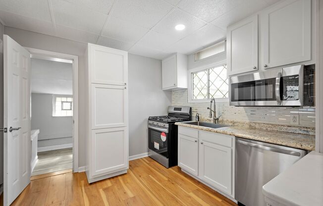 Beautiful 1 bedroom home with BONUS room in Natrona Heights available April 1!