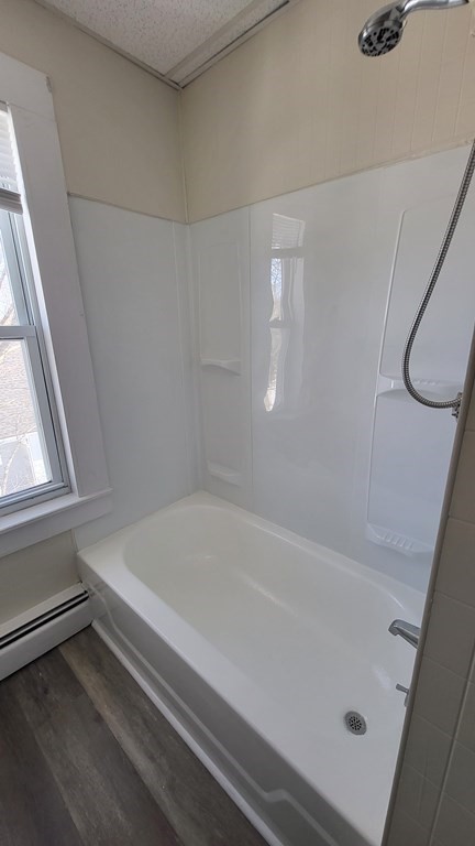 3 beds, 1 bath, $2,250, Unit 19