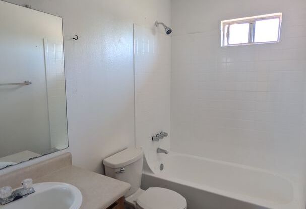 2 beds, 1 bath, $950, Unit 2118 W. BELMONT AVE, #203