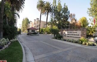 1 +1 Penthouse Condo! Resort Style Living at "The Met" in Woodland Hills/Warner Center