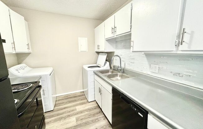 2 beds, 1.5 baths, 870 sqft, $975