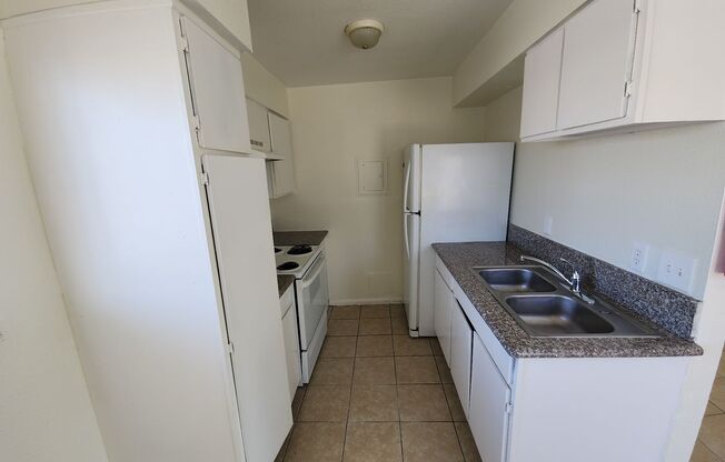 2 beds, 1 bath, 717 sqft, $1,000, Unit Unit 4