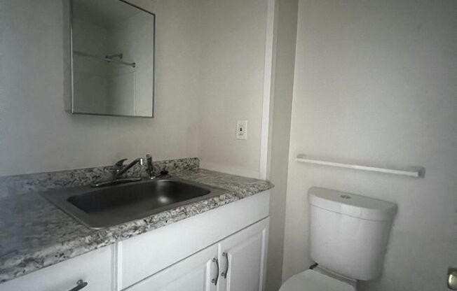 Studio, 1 bath, 400 sqft, $795, Unit 13