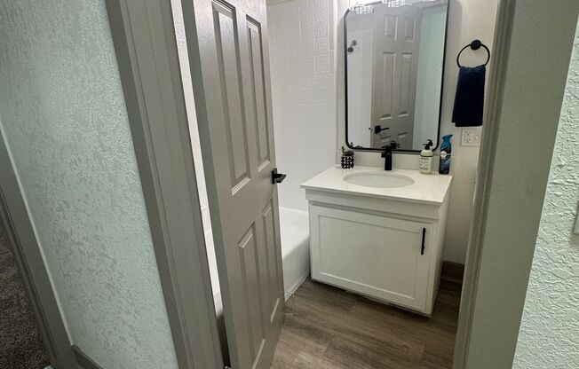 2 beds, 1 bath, 950 sqft, $1,295, Unit B5
