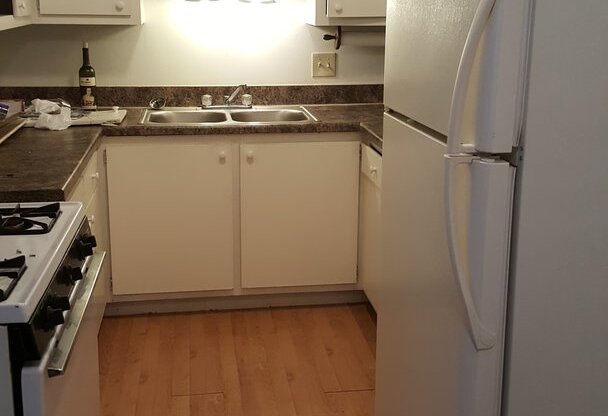 2 beds, 1 bath, $1,050, Unit 35-102