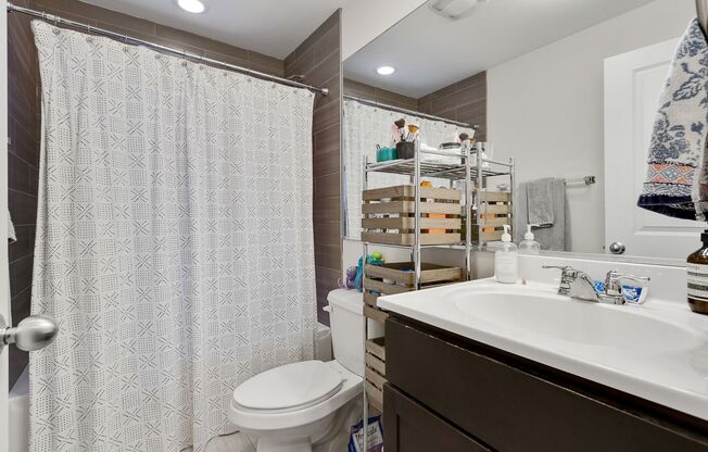 3 beds, 1 bath, 1,240 sqft, $3,450, Unit 1819L-1