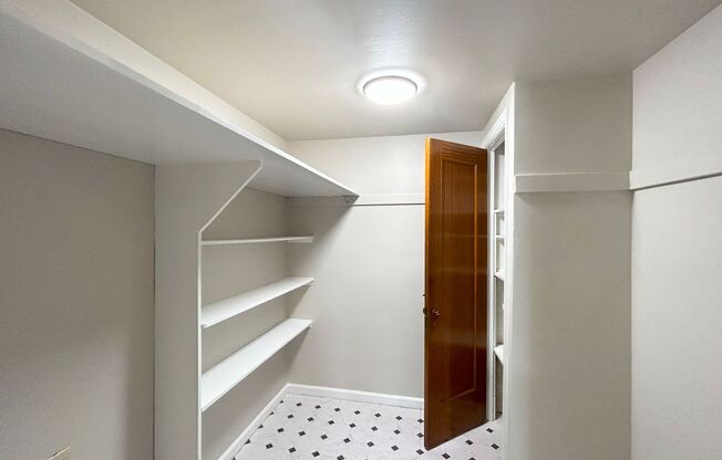 1 bed, 1 bath, 695 sqft, $1,525, Unit Windsor - 17