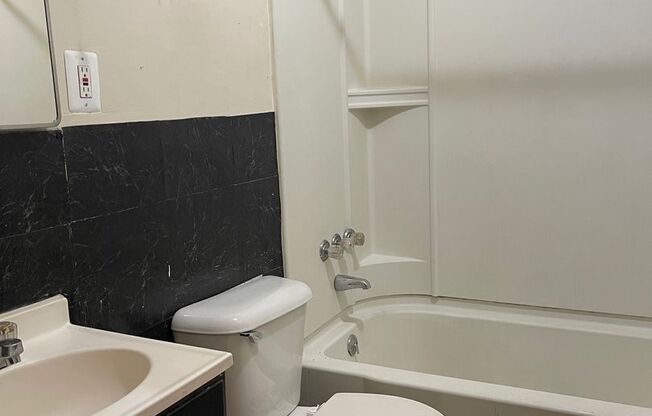 2 beds, 1 bath, $1,095, Unit Unit 1339A
