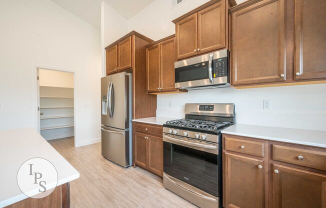 2022 South/East Fresno Home, 4BR/2BA - Lots of Amenities!