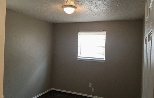 3 beds, 1 bath, $1,100