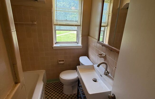 2 beds, 1 bath, 753 sqft, $1,409, Unit 208