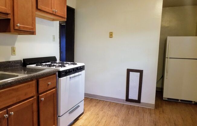 Cozy One Bedroom Apartment! Great Oakland Location! Call Today!