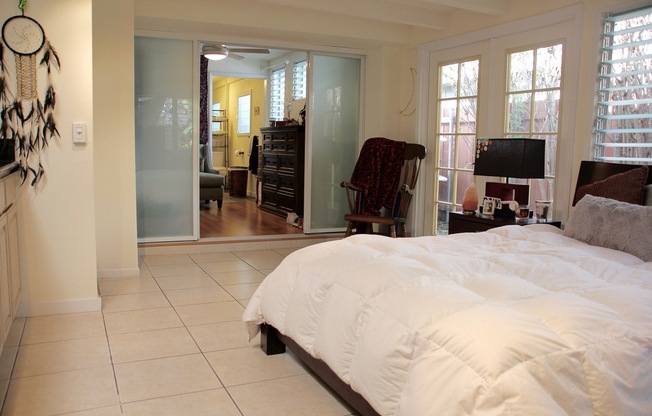 Very clean and spacious Studio with lots of storage and great location in Kailua!