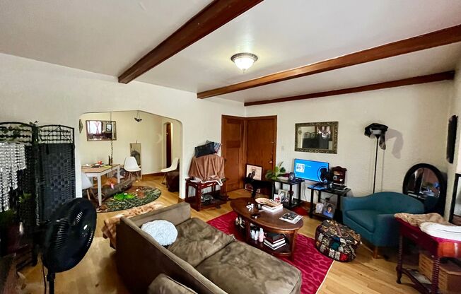 4422 N Oakland Ave