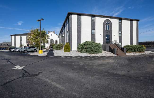 Kent apartment exterior parking lot