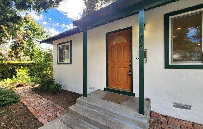 Beautiful Remodeled Duplex in Palo Alto Available Now!