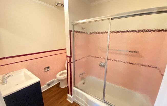 3bd/2ba House on a Corner Lot very close to Hospital and Hwy 73