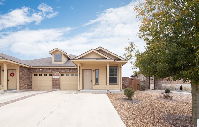 Beautiful 3 bedroom Luxury Duplex, New Braunfels, Texas!