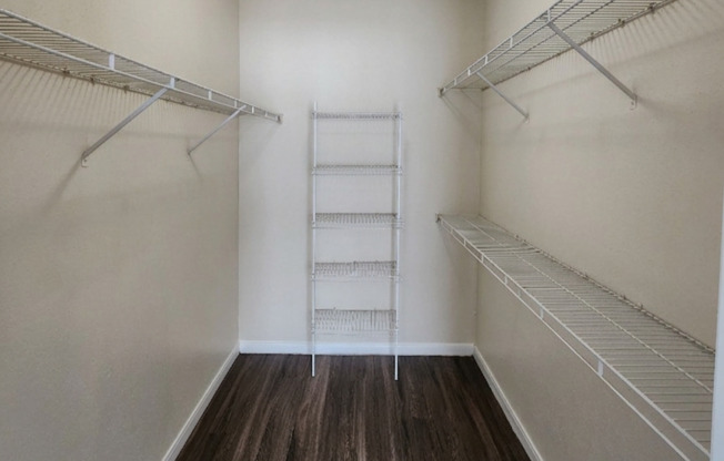 1 bed, 1 bath, 802 sqft, $1,575, Unit 722-u