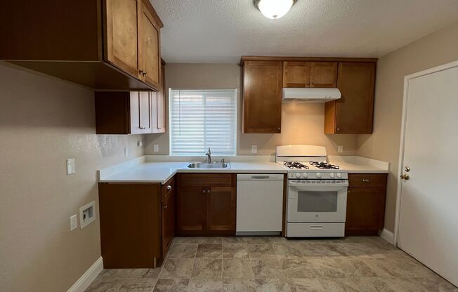 2 beds, 1 bath, $2,200