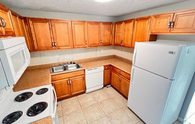 Cozy 3 Bd/2Ba Apartment in Commodore Place! Great Location!