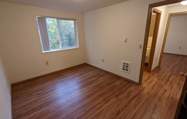 2 beds, 1 bath, 750 sqft, $1,395, Unit 33