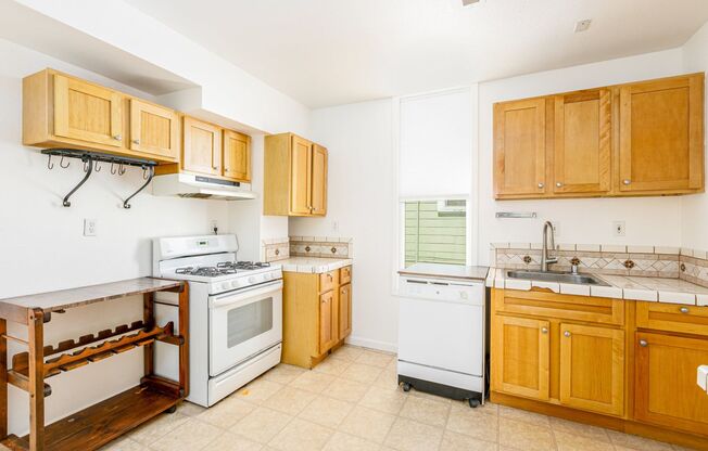 2 beds, 1 bath, $2,900