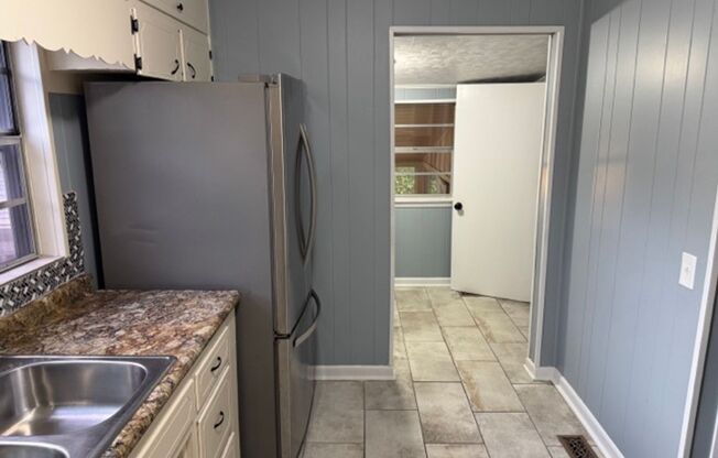 3 beds, 1 bath, $1,095