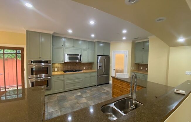 South Redondo - Spacious 4 Bedroom 4.5 Bathroom