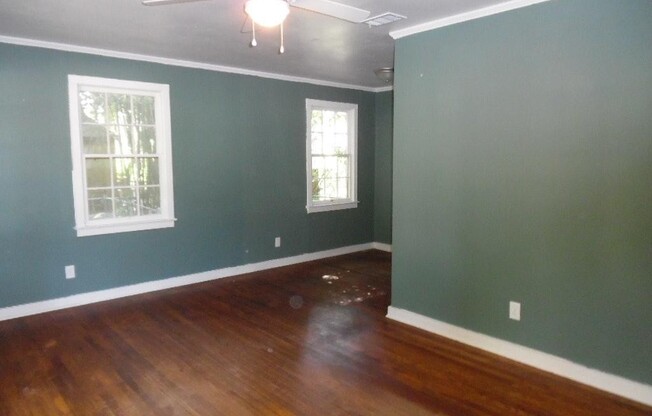 2 beds, 1 bath, $1,100