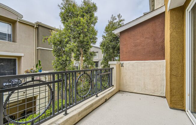 Stylish 3BR Townhome in Prime Central SD – Near Convoy District, Bases & Freeways