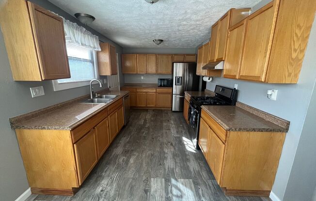 2 beds, 1 bath, $1,300, Unit Unit #A