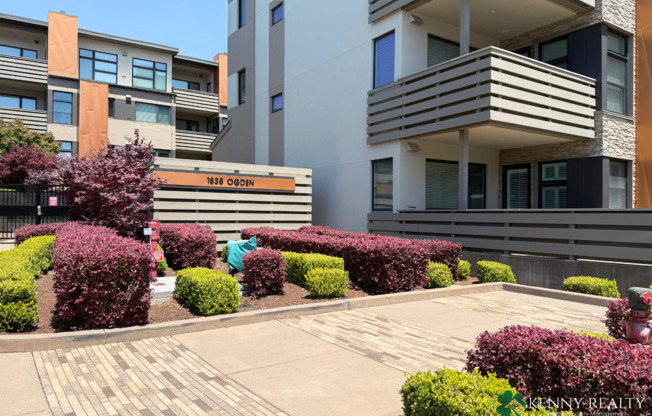 Spacious 2 Bedroom Condo in Prime Burlingame Location – Parking Included