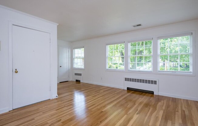 1 bed, 1 bath, 740 sqft, $1,575, Unit 35