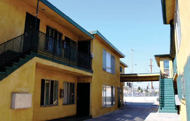 1935 AND 1939 OBAMA BLVD