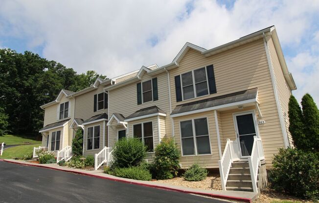 Townhome in Avalon Woods FOR RENT! - 865 Camelot Ln.