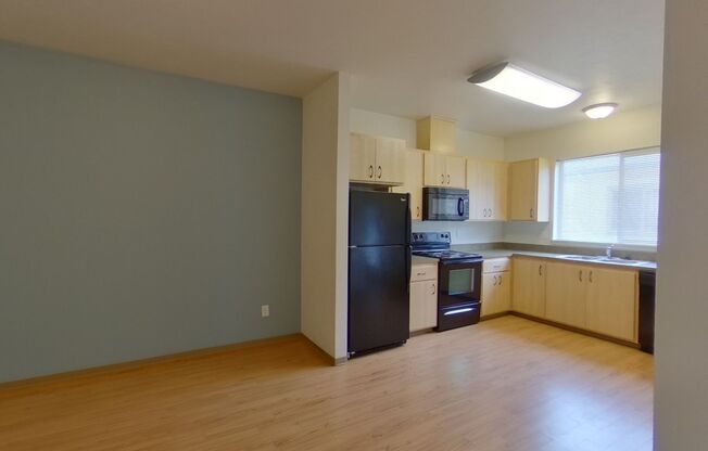 3 beds, 2 baths, 1,239 sqft, $2,475, Unit 16